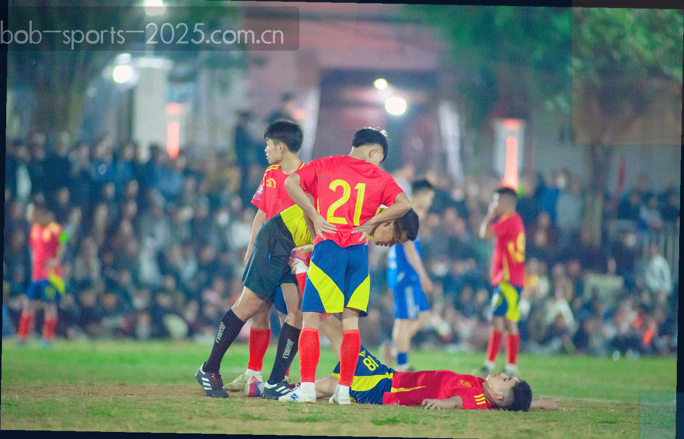 电脑屏幕上显示的赛程时间轴与数据面板界面